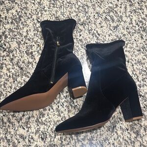 🆕 Beautiful Smash Rocco Chunky Heel Black Velvet Ankle Boots. 11. NWOT!!💥